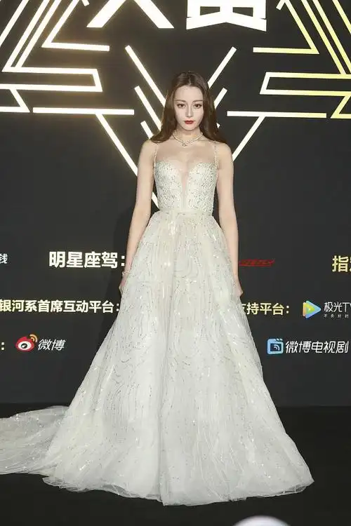 迪丽热巴礼服适配度