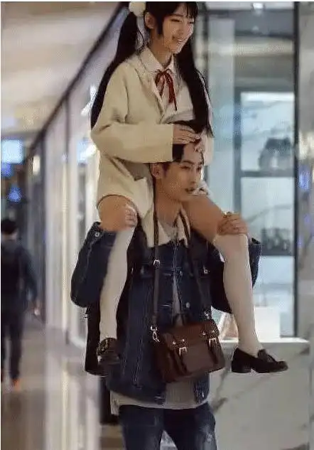 抖音走红最萌身高差情侣,差30厘米,网友:这男的手放的位置不对