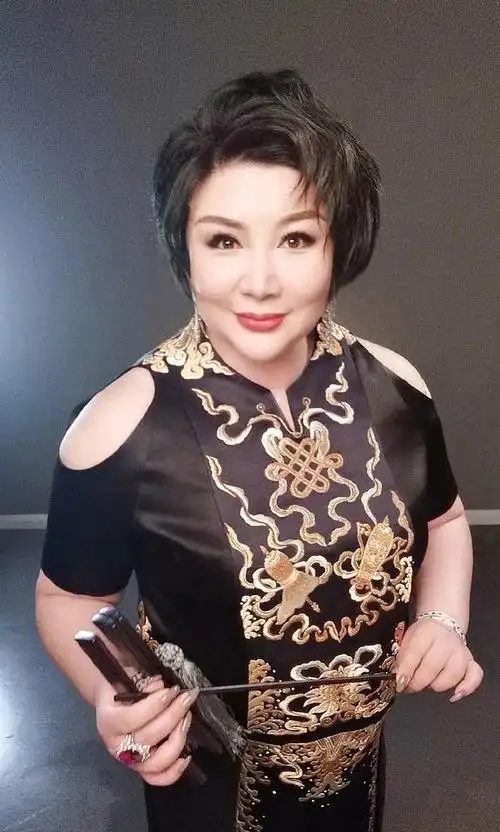 郭德纲晒全家福为贤妻王惠庆生,岳云鹏喊话师娘说生日快乐爱您呦