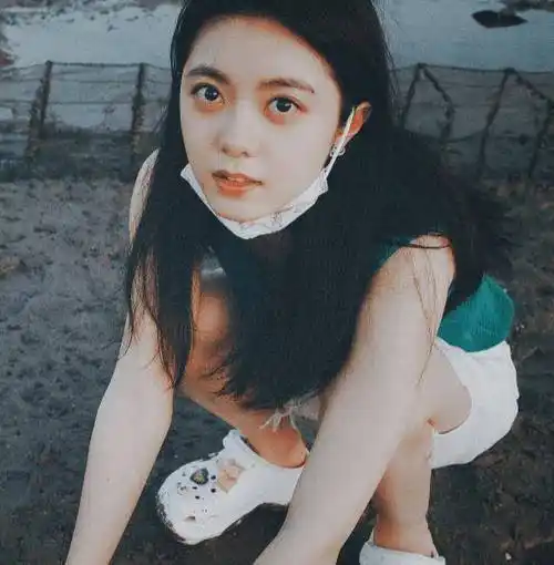 赵今麦去度假,怼脸游客照拍出"老电影"氛围,天不亮却高级感十足_相机_