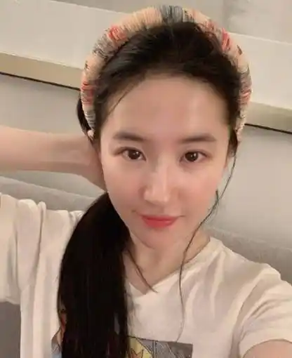 33岁刘亦菲近照,穿碎花裙发量浓密,谁注意镜子里的画面?