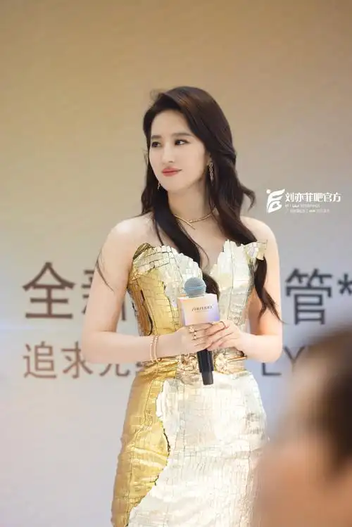 刘亦菲一个活动两套高定##刘亦菲金色高定