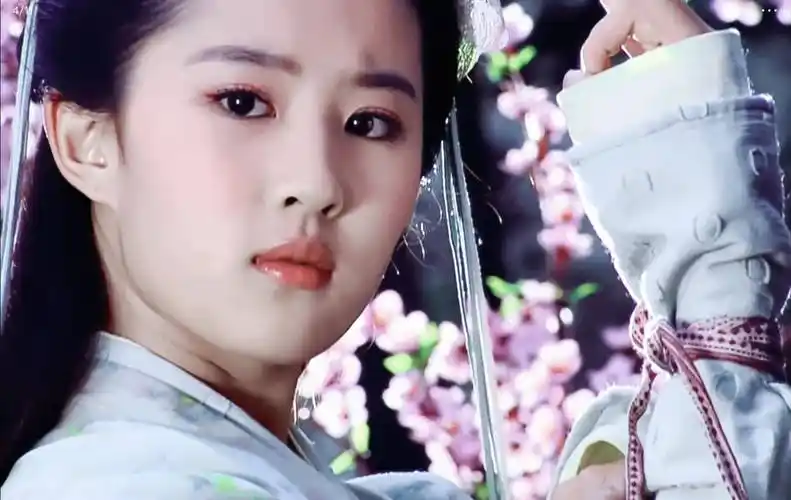 同样演美人出浴,刘亦菲,加奈那对比,谁更有仙气飘飘的感觉?