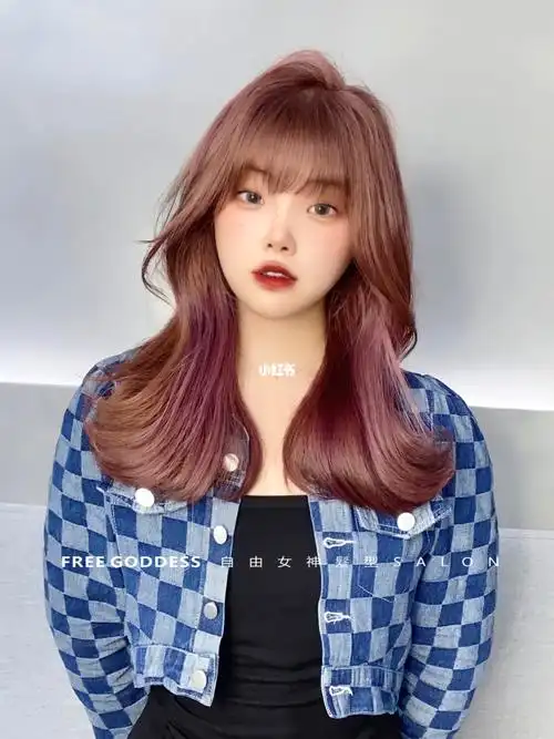 挂耳染又叫心机染,只在耳朵边上染一撮头发