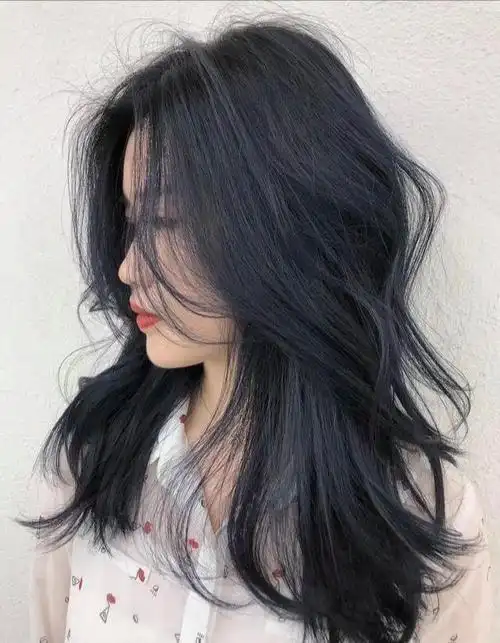 蓝黑色染发适合什么肤色(今年很流行"蓝黑发色")