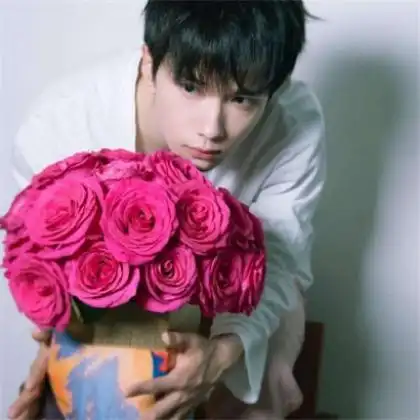 无水印男生头像微博推荐几张手拿花的帅哥哥