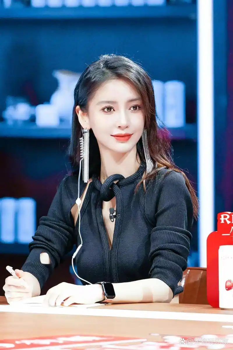 杨颖:坐拥27亿财富丝毫不慌 女星杨颖带儿子小海绵在上海某餐厅聚餐的