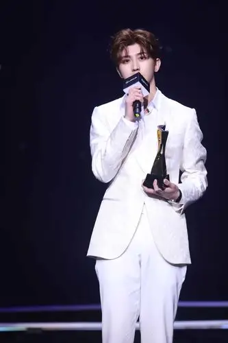 蔡徐坤参加选秀出道没错,参演电视剧没错,进入组合没错,因为偶练爆红