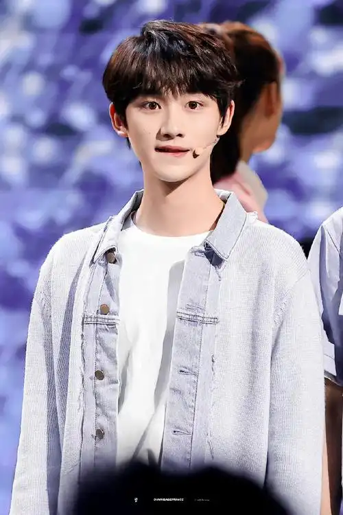 丁程鑫央视五四晚会造型##央视五四晚会