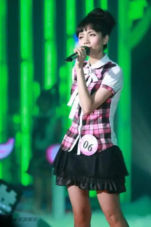刘惜君超短裙上阵新浪娱乐讯 8月14日晚,2009快乐女声6进5的比赛打响