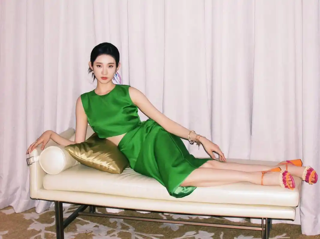 张艺凡  小蛮腰  美腿玉足