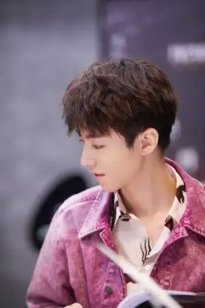 王俊凯穿粉紫色外套阳光帅气 内搭小龙虾衬衫时尚个性