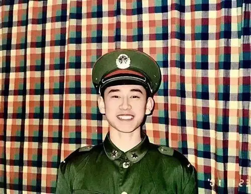 刷到一组钱枫年轻时的照片,想起一句抖人评