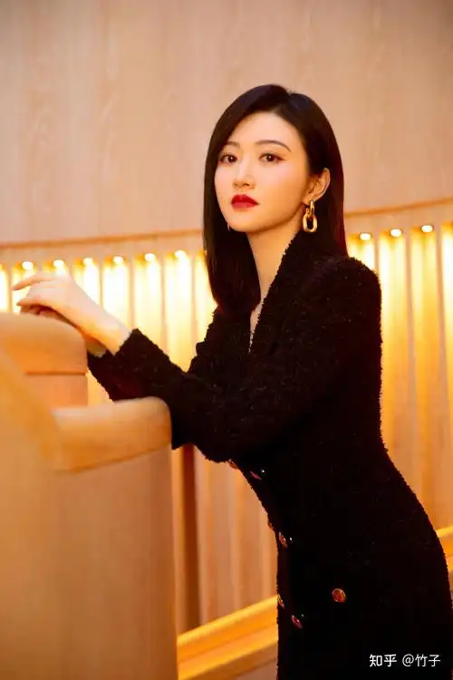 景甜最新美照出炉,黑金修身花呢裙今日份景甜是酷酷的甜! - 知乎