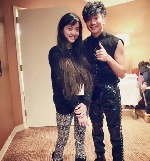 林俊杰,欧阳娜娜十年前后合照对比,颜值,身高差变化让网友惊奇_和林