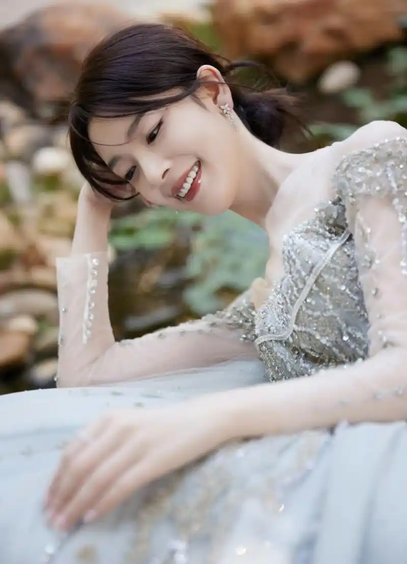 我觉陈瑶更好看 和张予曦有一点相似 比较有灵气 但是我没看过书因为