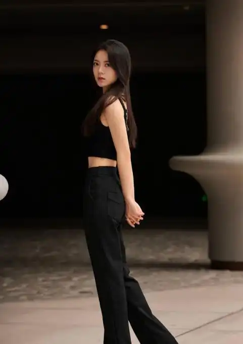 赵今麦纯黑造型化身冷面御女穿运动背心展现腰肢