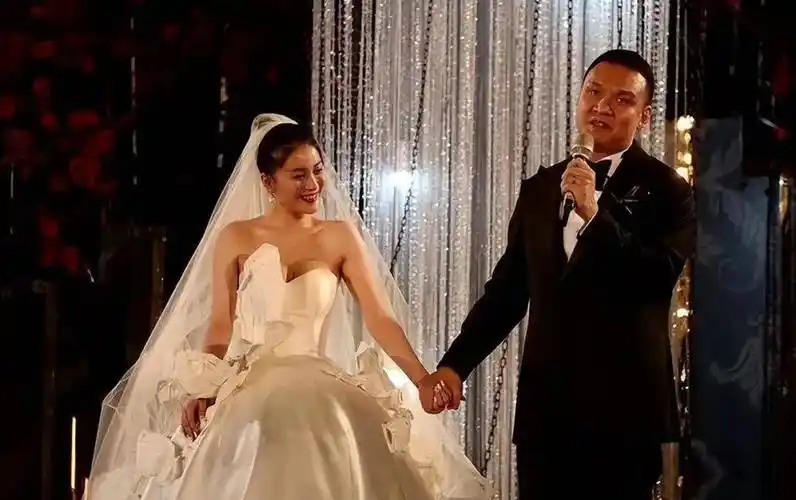 2018年11月6日,李嘉格与车澈举行婚礼,吉克隽逸等人作为伴娘出席.