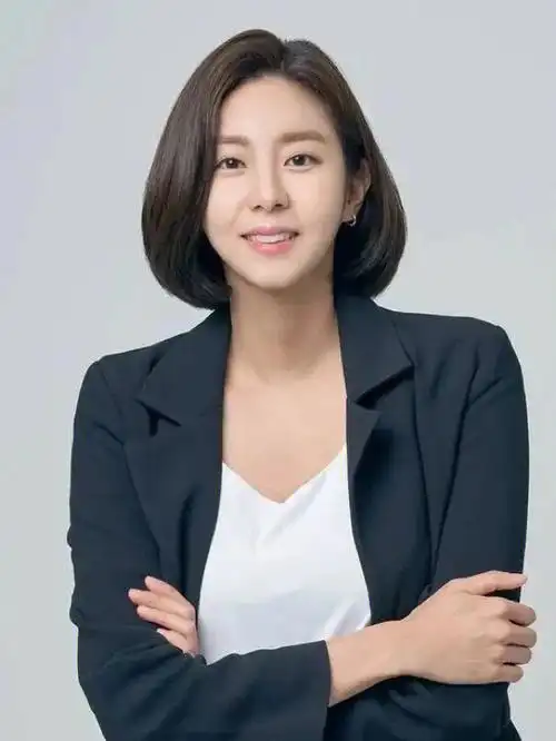 这款发型推荐给在职场上班的小姐姐显气质又比较干练,可扎可放搭配