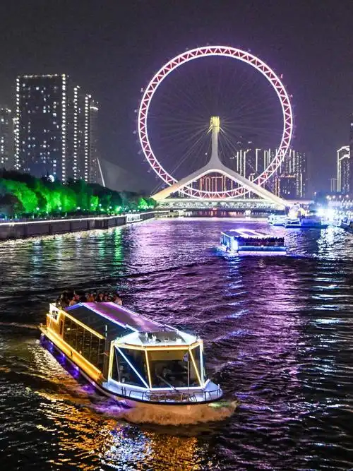 "天津之眼"摩天轮及海河夜景.
