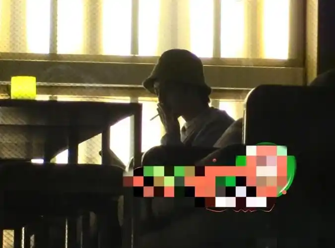 华晨宇被曝酒吧吸烟,吞云吐雾旁若无人,老烟枪?