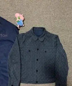 lv蓝色满印logo牛仔夹克外套,成色比较新,穿过几次,去年