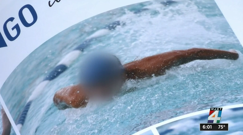 美国80名女生拍毕业照,竟被学校p掉胸部,家长都怒了!_照片