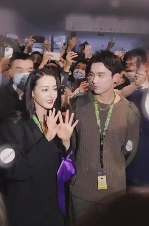 在一次和迪丽热巴的合作中,当有男演员表示"她太胖"的时候,吴磊弟弟却