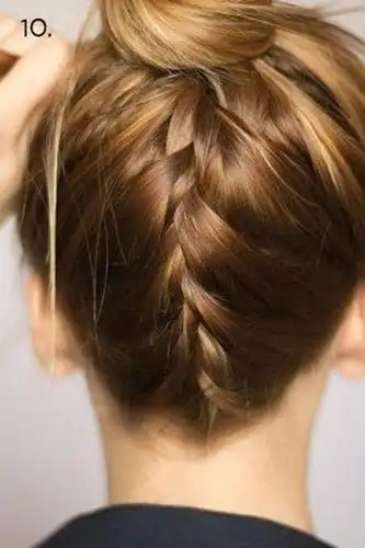 第一款 以逆绑的方式先在后脑勺下方帮好辫子,最后以马尾做结尾.