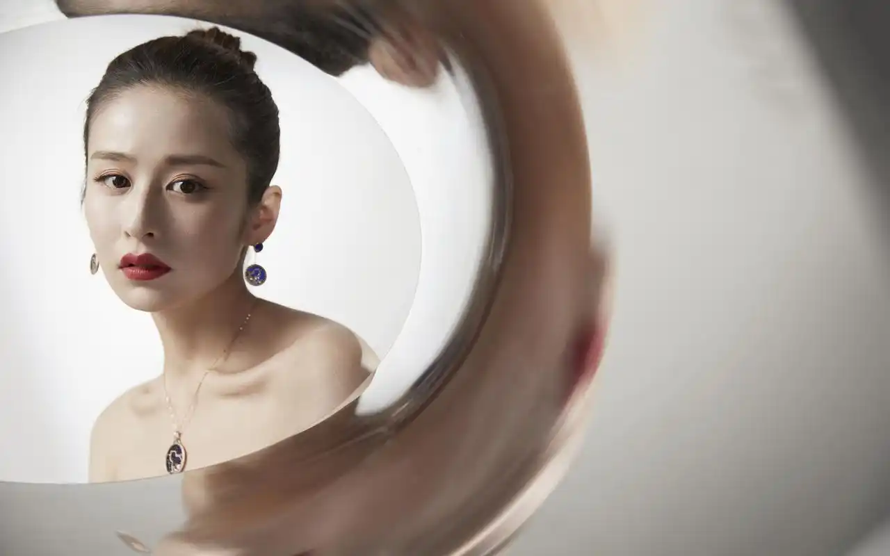 颖儿时尚优雅写真桌面壁纸