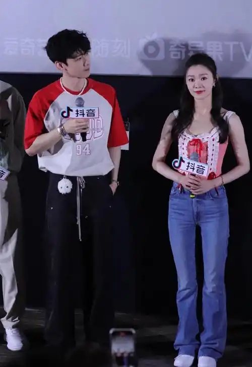 情侣装白敬亭宋轶长风渡见面会同框网友真情侣才避嫌