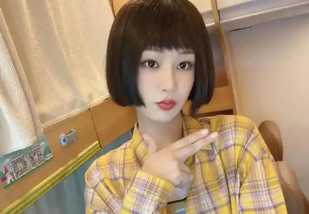 杨紫剪短发判若两人穿格纹衬衫搭配一刀切短发网友更显年轻