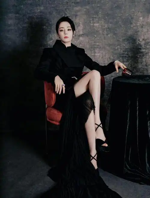 迪丽热巴 × ardazaei迪丽热巴身着ardazaei 2025秋冬高定黑色礼服