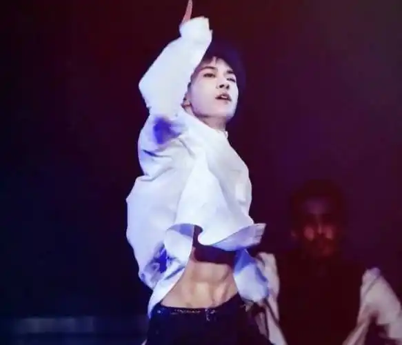 原创本以为鹿晗的腹肌已经够man了看到16岁的易祥千玺我愣住了