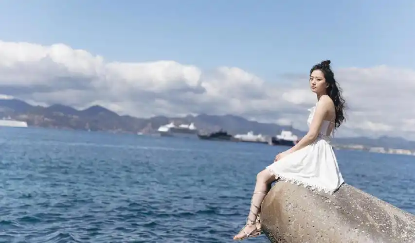 海边岩石上的美女高清壁纸图片