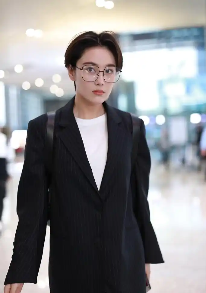 张馨予穿西装走机场,换中分短发很有型,气质女神变酷帅辣妈了