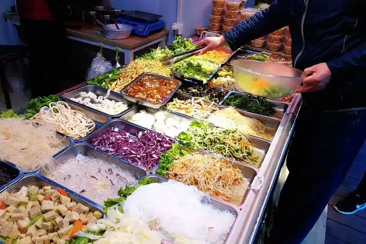 鸡鸭鱼肉海鲜和凉拌菜样样有,如果一个又馋又懒的人来到菜市场,几乎能