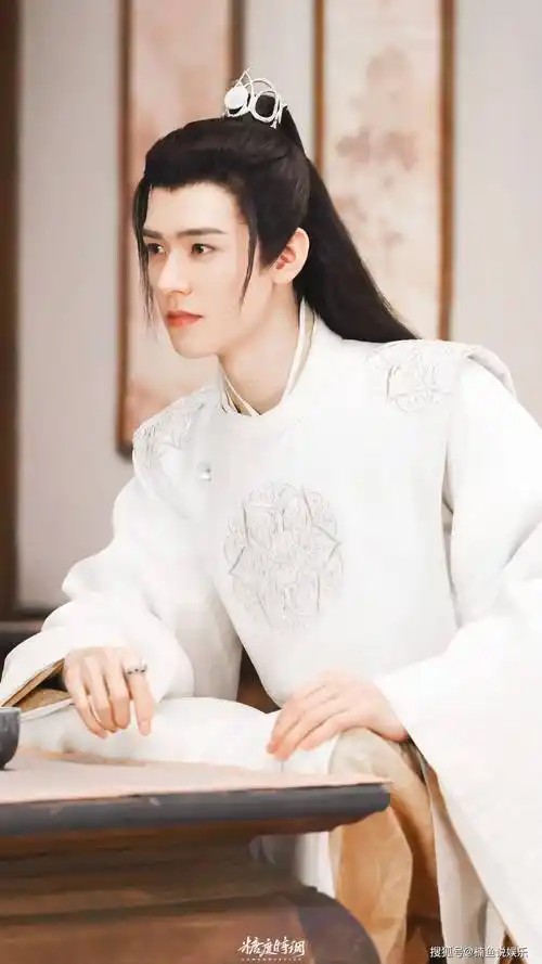 龚俊《安乐传》杀青,镜头前是古装美男子,庆功宴上秒变干饭人_韩烨