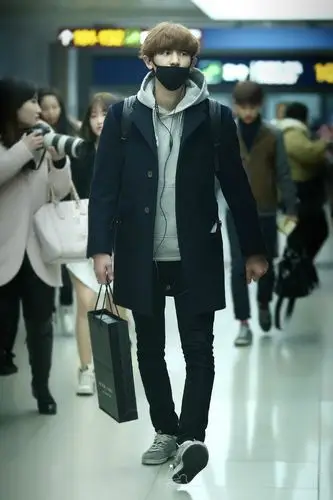 长风衣 灰色帽衫休闲感十足(灿烈)