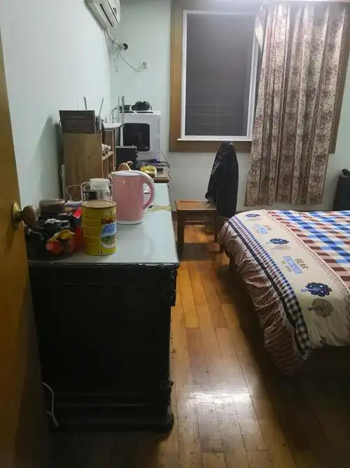 转租朝南大卧室——淞虹路广顺小区,小区位置环境好