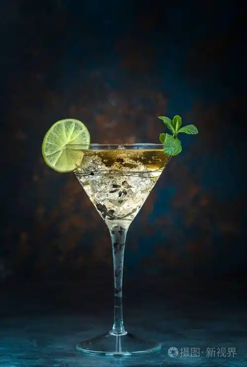 黑底马提尼杯莫吉托鸡尾酒