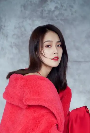 张佳宁红色泰迪熊大衣性感图片19