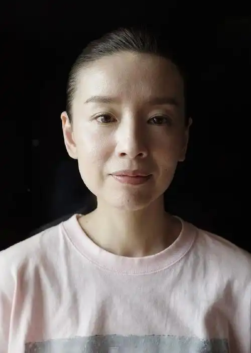 43岁董洁街拍大片曝真实状态!脸垮毛孔大眼窝凹,眼神空洞像假人