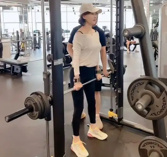 49岁牛莉晒素颜健身照浑身是汗满脸通红皮肤白嫩细腻锁骨精致