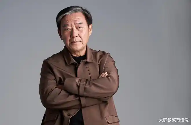 70岁李立群在上海鼓励大家,团结抗疫,头发胡子苍白憔悴模样曝光