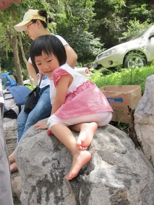 爸爸的大脚,妈妈的小大脚和陈陈的小脚,比比谁的脚最白最漂亮,爸爸