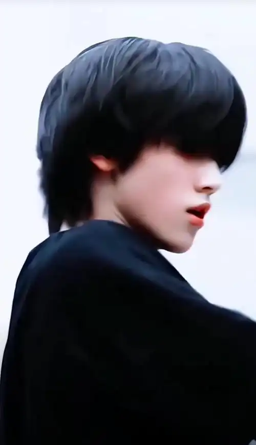 一直都觉得宋亚轩冷脸时眼睛被刘海遮住的话就会变得很阴暗批    #和