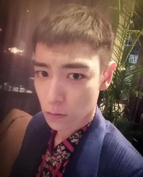 top剪短发今日入伍!权志龙趴肩头难过得哭了