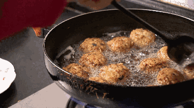 苏北的肉丸子外面一层简直炸成了锅巴糯米一炸完就会有浓浓的米香味想