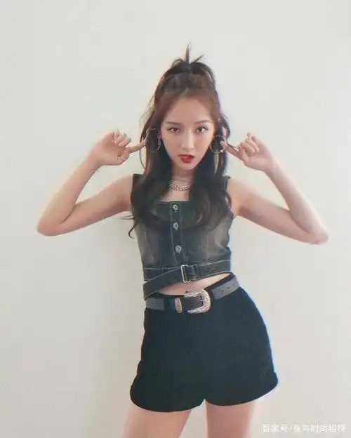 missa孟佳私服穿搭太抗打,可盐可甜,尽显迷人好身材